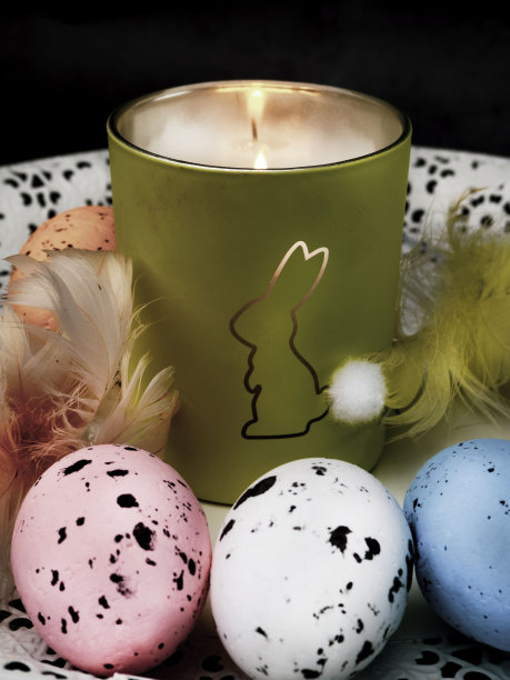 可爱的照片与复活节彩蛋在夜晚燃烧的蜡烛，装饰兔子，贺卡图片下载