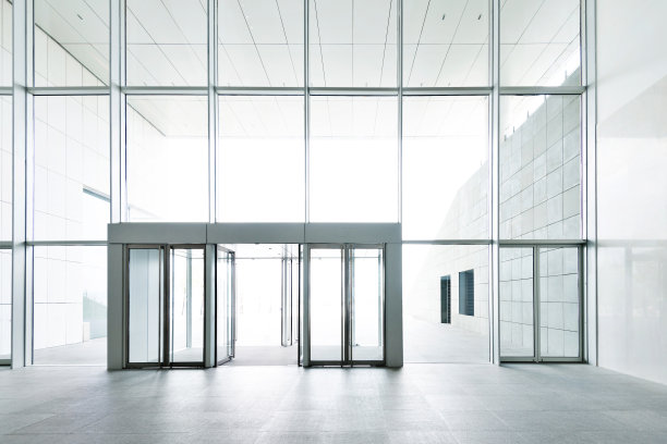 现代办公大楼明亮的大堂图片下载