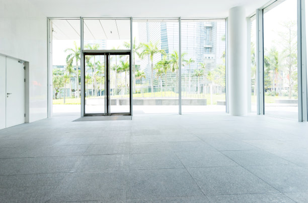 现代办公大楼明亮的大堂图片下载