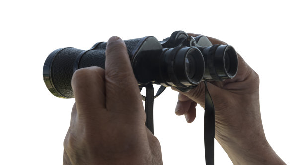 男性手握白色背景上的双瓶图片下载