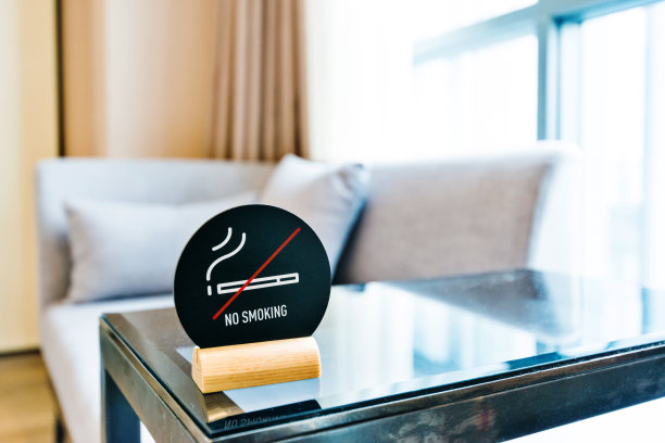 玻璃桌子上禁止吸烟的标志图片下载