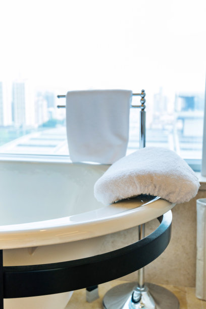 配有白毛巾的现代浴缸图片下载