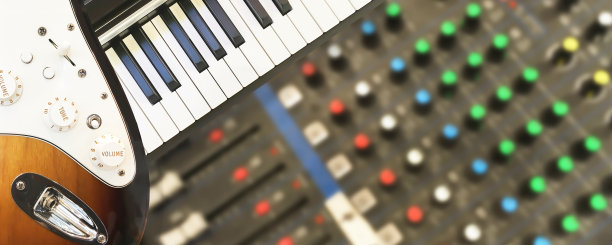 浪漫的爱情歌曲用吉他和钢琴伴奏，配有专业的音响混音设备背景。图片下载