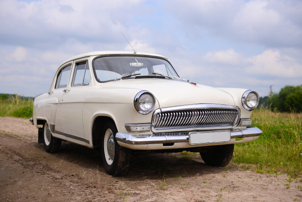 一张令人惊叹的复古车的照片。旧汽车。怀旧的过去。古董图片下载