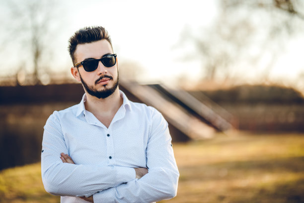 时尚的年轻人图片下载