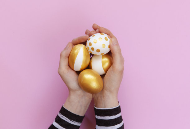 手里拿着复活节彩蛋的女人图片下载