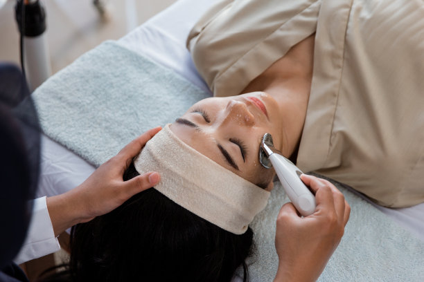 美容师做射频手术的图片图片下载