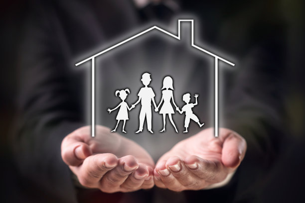 暗黑背景下的商人家庭保险概念图片下载