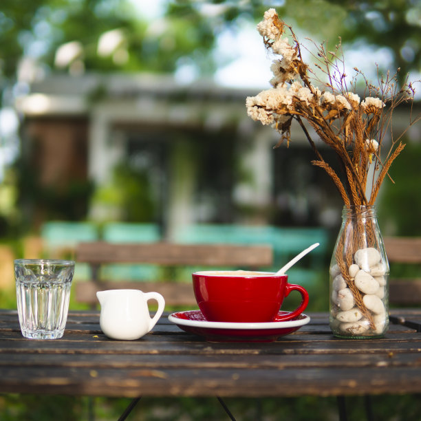 木桌上的一套热拿铁咖啡。图片下载