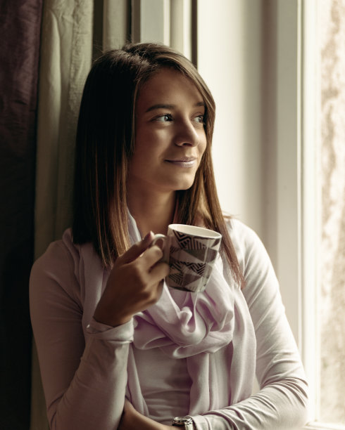女孩喝咖啡旁边的橱窗照片图片下载