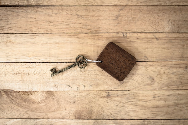 古董屋钥匙与木制的家钥匙环在老木头背景，复制空间图片下载