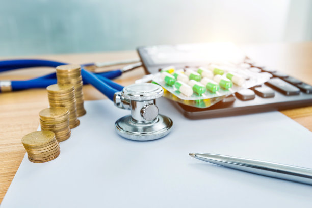 有硬币、胶囊和计算器的桌子图片下载