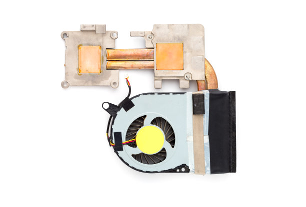 白色背景下的笔记本电脑更酷。从笔记本电脑的备件近距离。图片下载