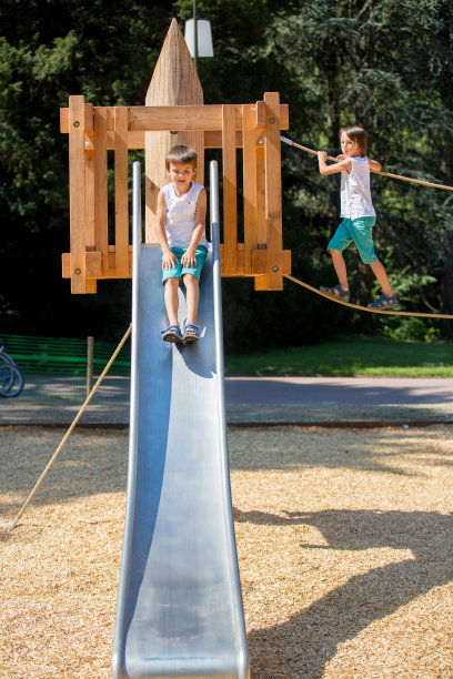 孩子们在操场上一起玩耍图片下载