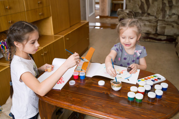 孩子在家画画图片下载