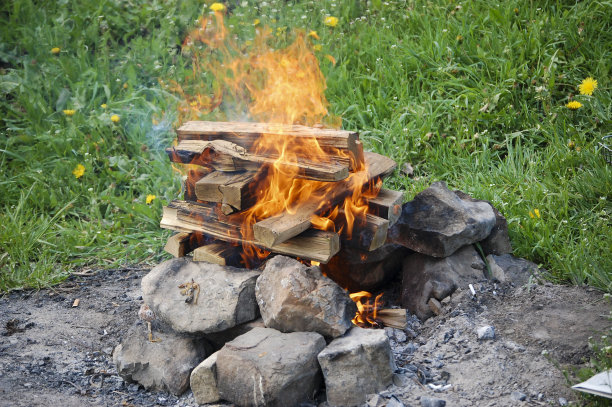 火焰和木柴，在大自然的旅游营地的火旁。图片下载
