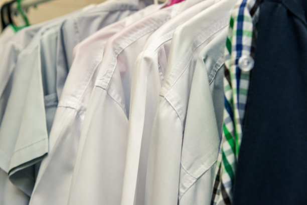 彩色的东西被挂在衣架上。横向框架图片下载