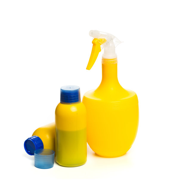 一套用于成熟的黄色植物喷雾器和肥料在瓶中孤立的白色背景-图像图片下载