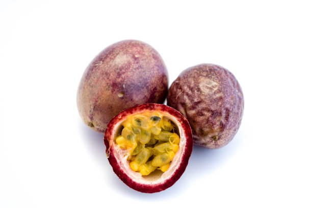白底上分离的百香果图片下载