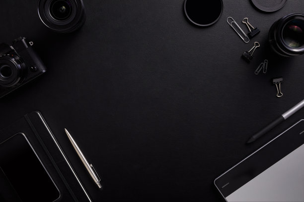 俯视图的桌子图形设计师与相机，平板电脑，镜头和日记图片下载
