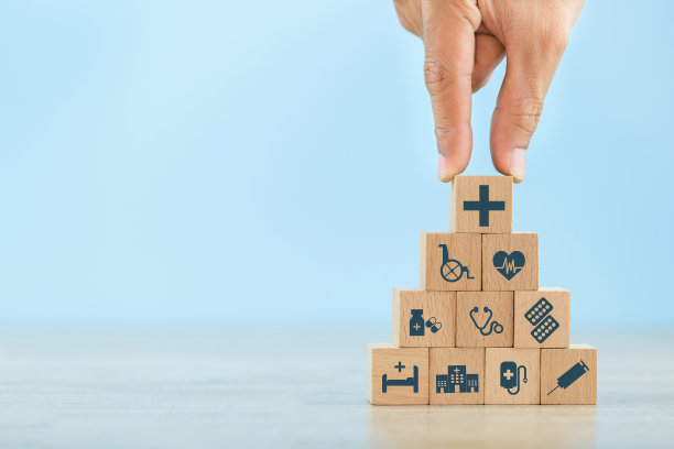 健康保险概念，手排木块堆叠与图标医疗保健。图片下载