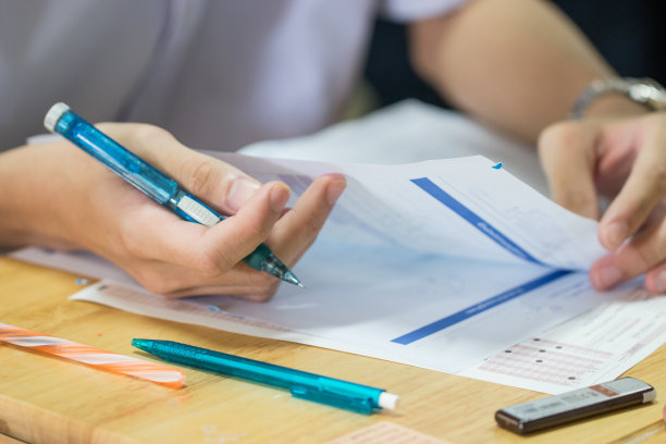 学生在高中白纸上使用笔头阅读信息，亚洲的考场，测验或考试是评估，旨在衡量知识、技能、天资、教育学习概念图片下载