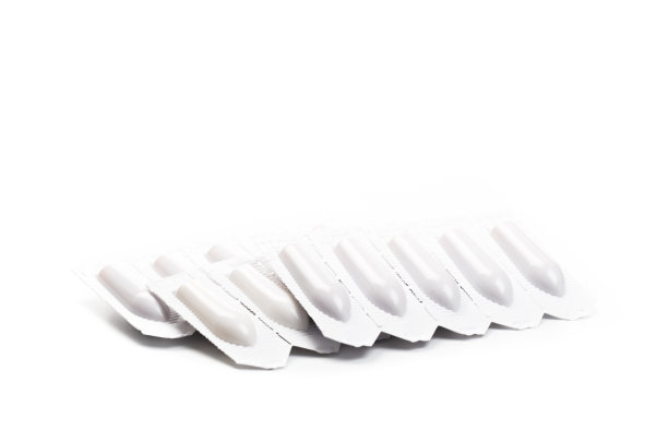 白色背景上的栓剂的塑料包装-图片图片下载