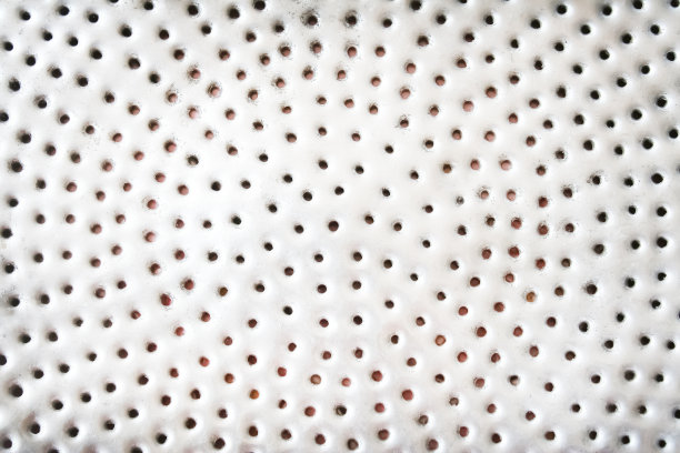 金属板上有孔纹理，老钢背景中有无缝圆形图案图片下载