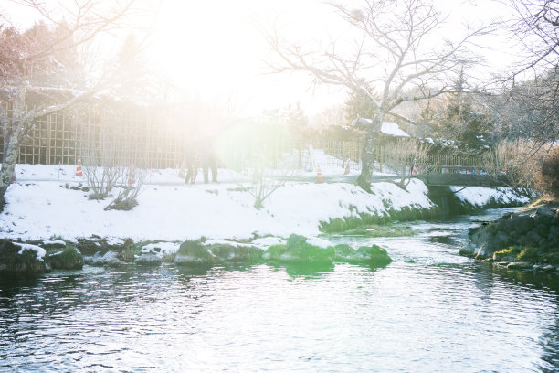 雪天里川流不息的矿泉水从大野八井的富士山中流出。传统的日式房屋，日本著名的旅游胜地村的地标图片下载