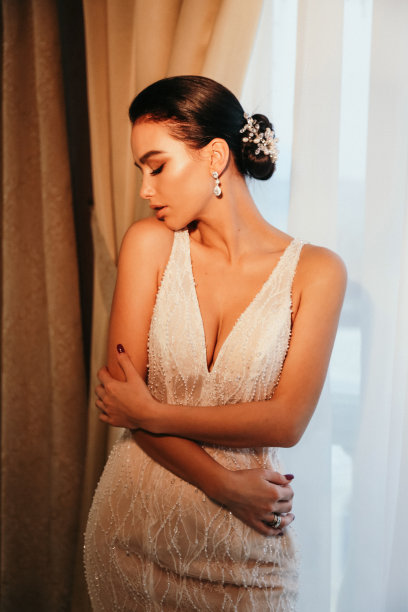 时尚照片美丽的新娘与黑色的头发在豪华的婚纱摆姿势在卧室图片下载