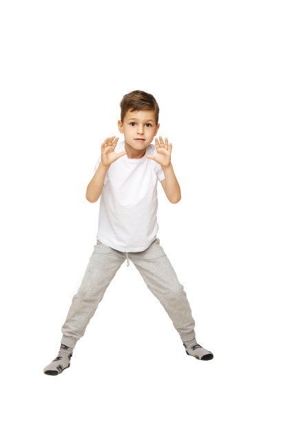 一个手像守门员的男孩的肖像图片下载