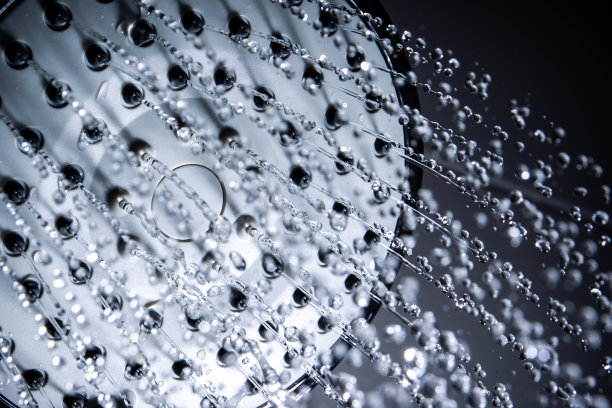 从淋浴喷头溅起的水。图片下载