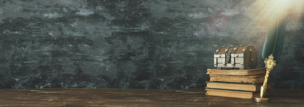 旧羽毛笔，墨水瓶，衣柜和旧书在木桌上的黑色墙壁背景。老式和过滤的风格。关于历史、幻想、教育和文学主题的概念性照片图片下载