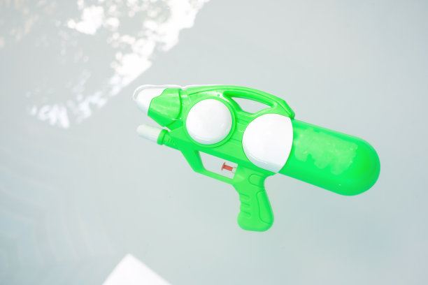 水枪浮在儿童泳池上图片下载