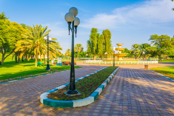 日落时分，当地家庭在希利考古公园休闲图片下载