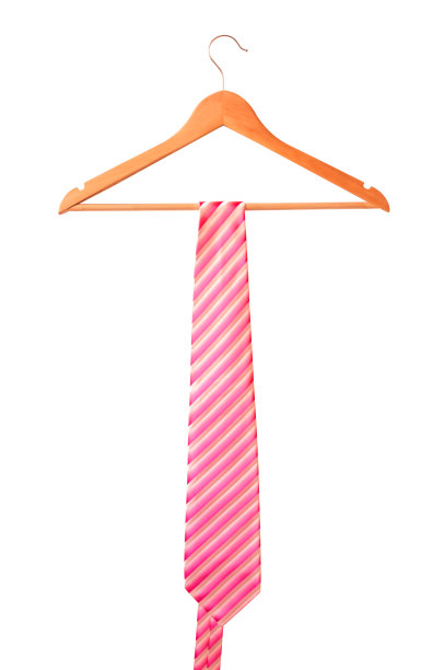 挂在衣架上的粉色时尚男士领带。图片下载