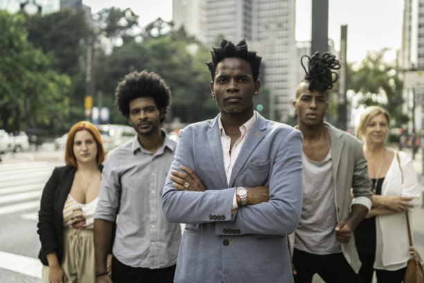 商业团队在户外的合照图片下载