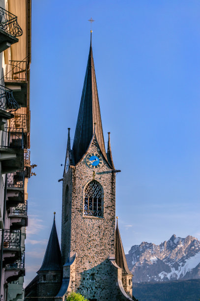 卢塞恩的老教堂塔图片下载