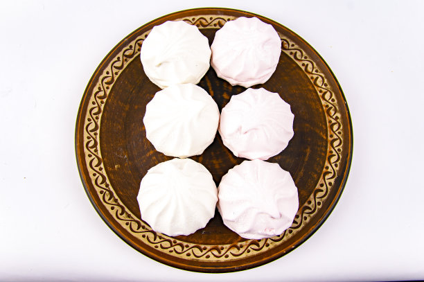 棉花糖甜点，棕色的盘子，白色的背景图片下载