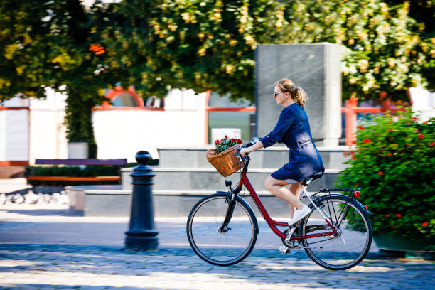 城市自行车-女人和自行车在城市街道上图片下载