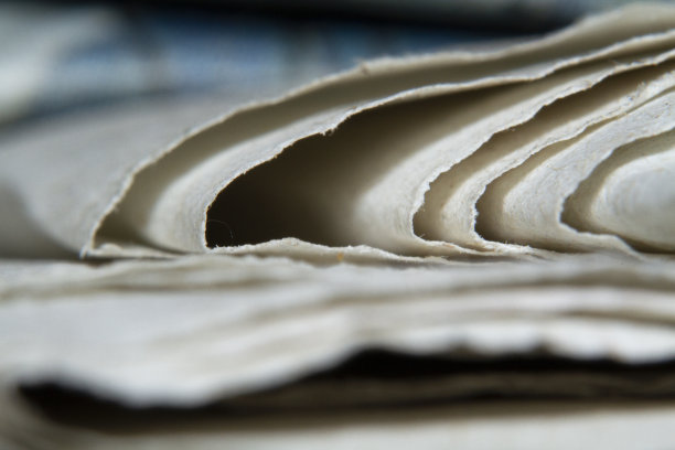 一张等待回收的旧报纸的特写照片图片下载