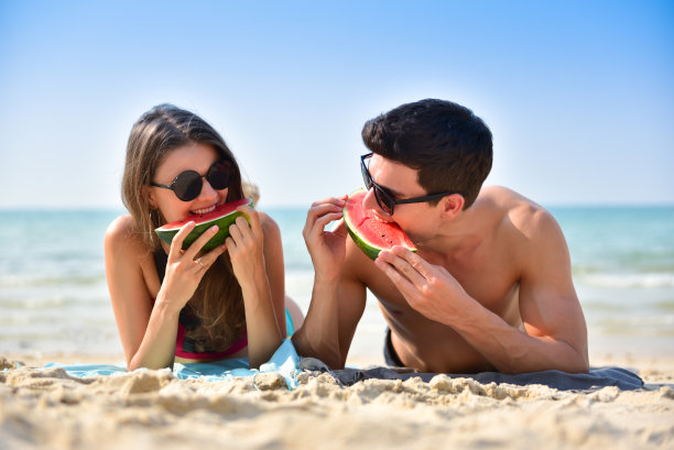 一对夫妇拿着西瓜片。图片下载