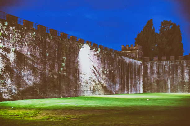 晚上的比萨中世纪墙，奇迹广场图片下载