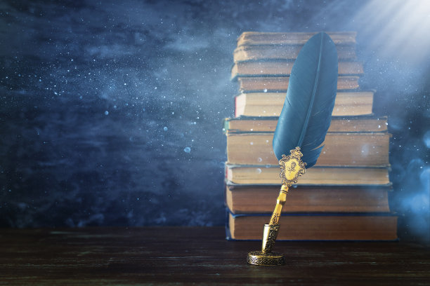 旧羽毛笔墨水瓶和旧书在木桌上，黑色的墙壁背景。老式和过滤的风格。关于历史、幻想、教育和文学主题的概念性照片图片下载