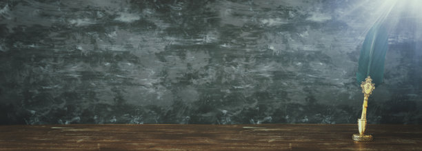 旧羽毛笔和墨水瓶在木桌上的黑色墙壁背景。老式和过滤的风格。关于历史、教育、幻想和文学主题的概念性照片图片下载