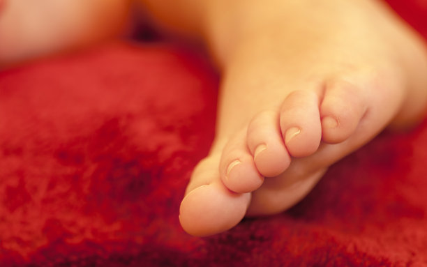 婴儿的脚和手指。图片下载