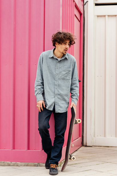 带着滑板的年轻人图片下载