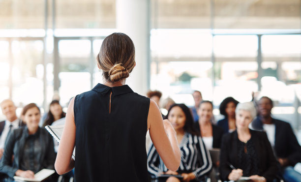 她吸引了他们的全部注意力图片下载