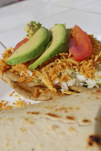 自制辣虾玉米饼配凉拌卷心菜和辣酱图片下载