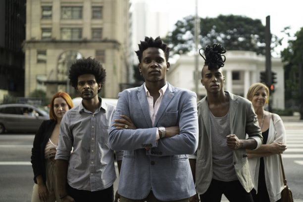 商业团队在户外的合照图片下载